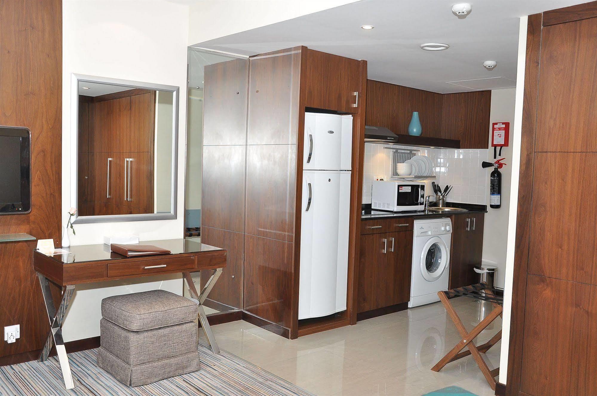 Phoenix Plaza Hotel Apartamentos Abu Dabi Exterior foto